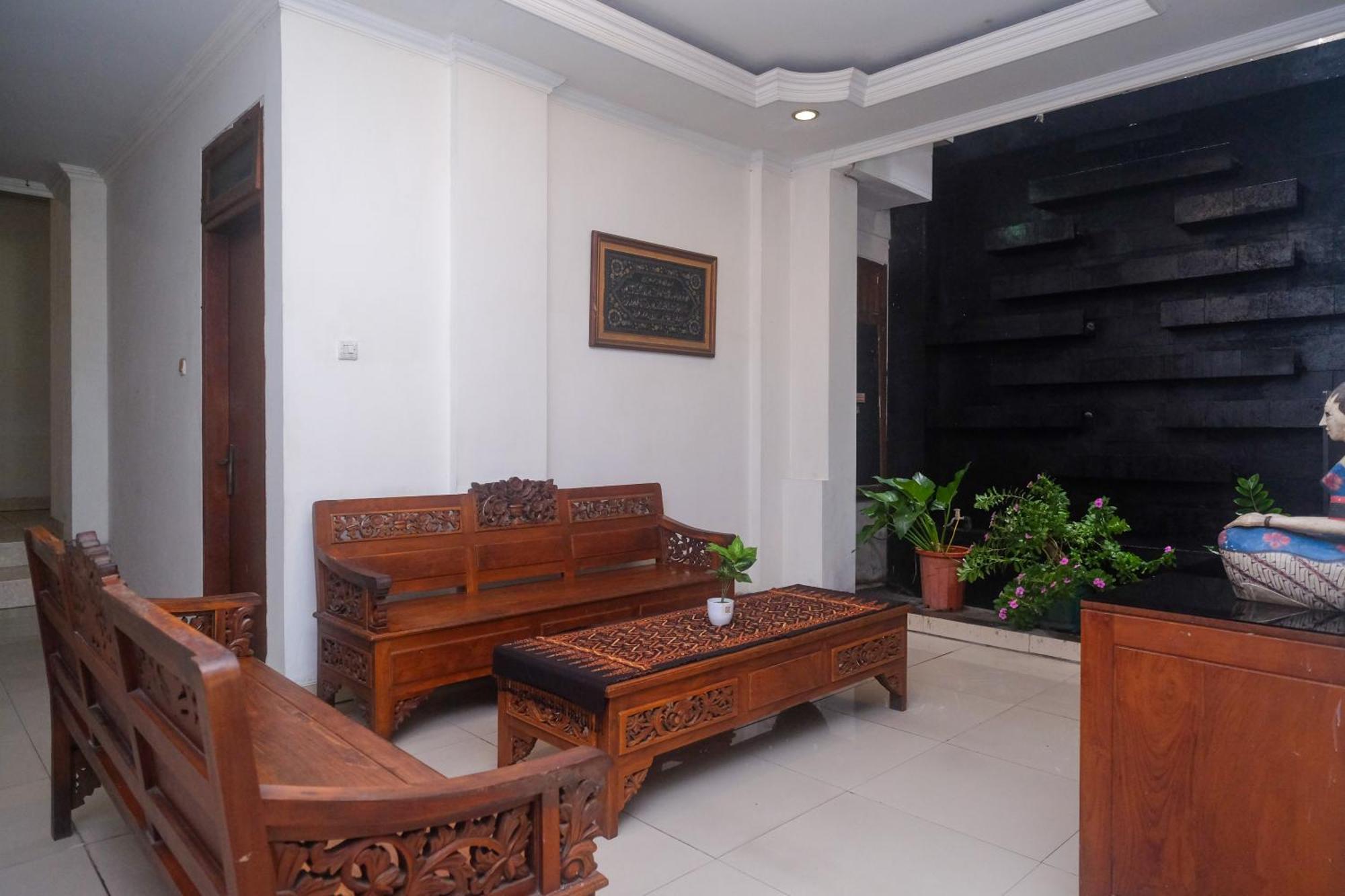 Urbanview Hotel Pondok Anggun Yogyakarta By Reddoorz Maguwo Exterior photo