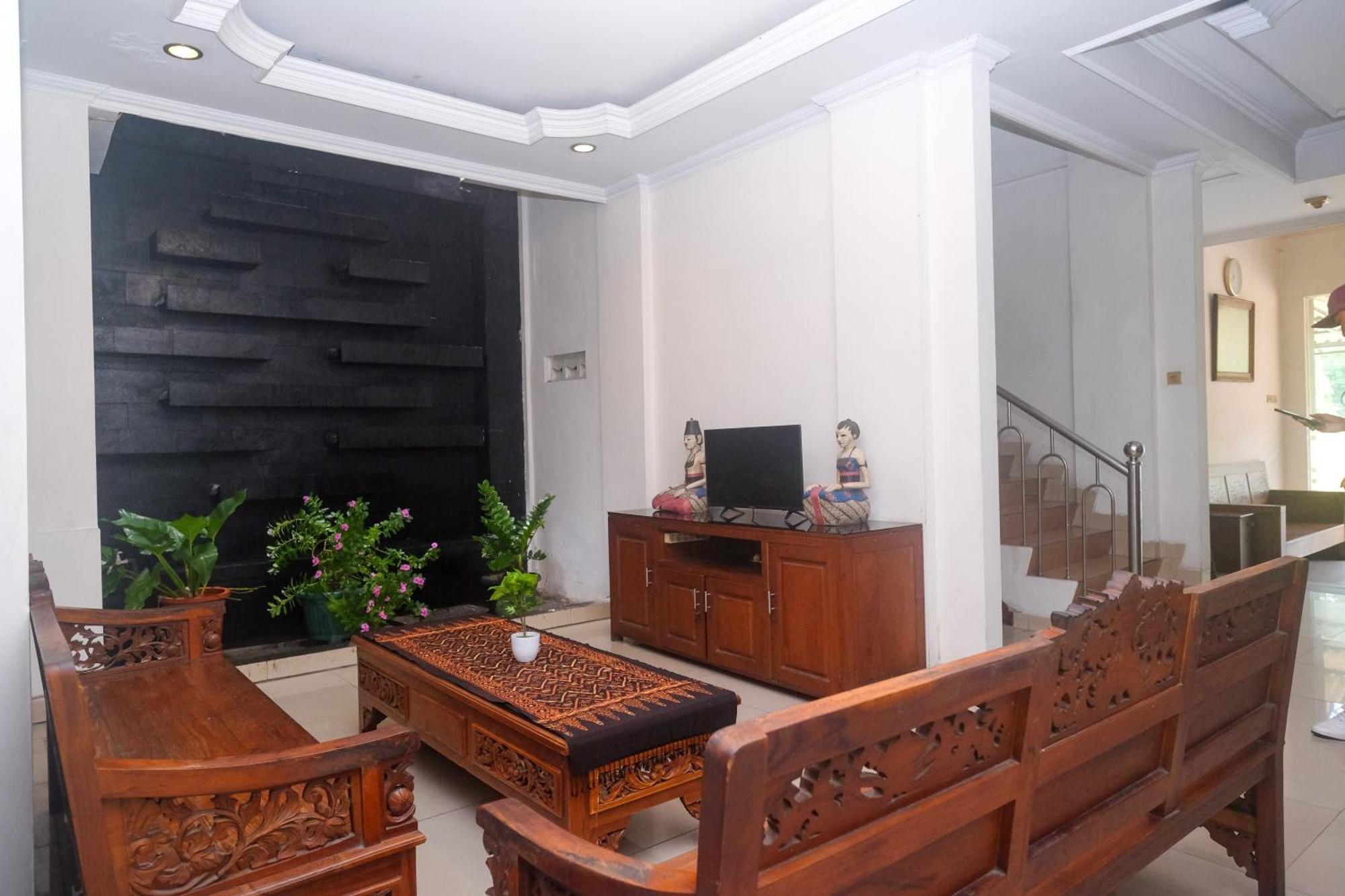 Urbanview Hotel Pondok Anggun Yogyakarta By Reddoorz Maguwo Exterior photo